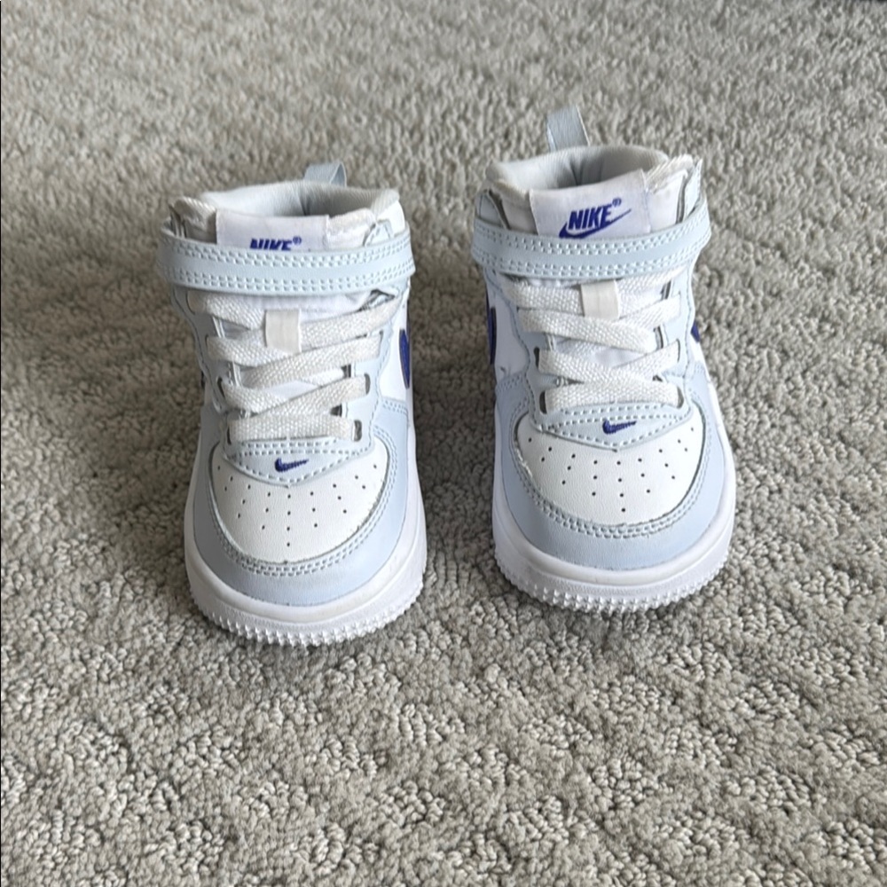 Nike sneakers, 4C